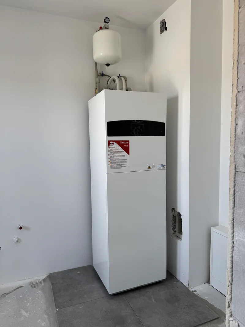 Jednostka wewnętrzna Ariston i przyłącza w pomieszczeniu technicznym — realizacja EMES